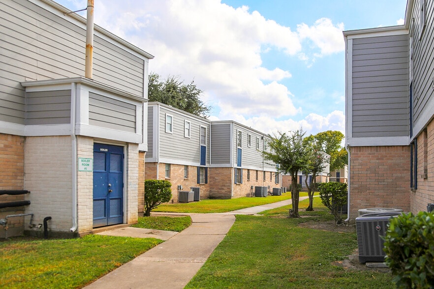 More Photos Of 8600 Theta St, Houston Apartments For Sale