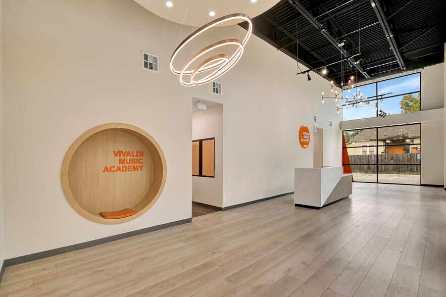 More Photos Of 1009 Yale St, Houston Freestanding For Lease