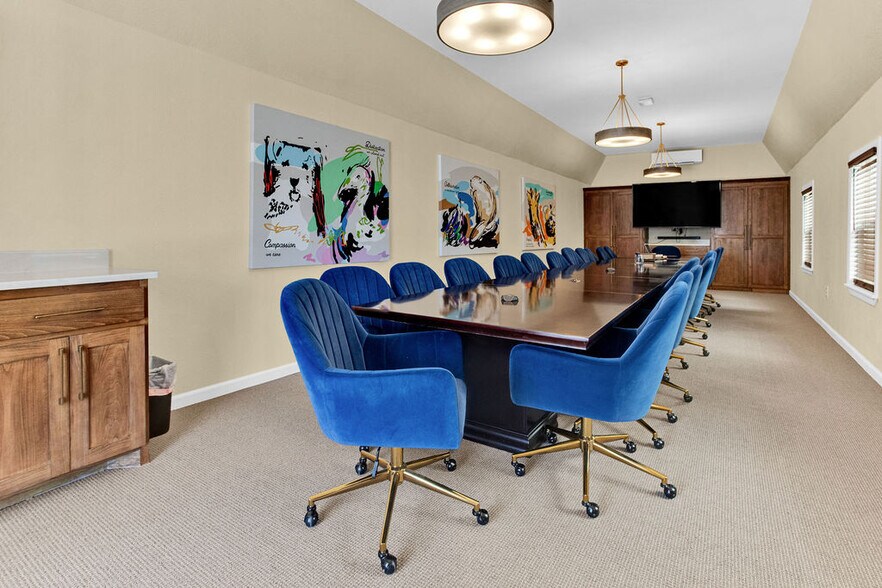 More Photos Of 313 E Charnwood St, Tyler Office For Lease