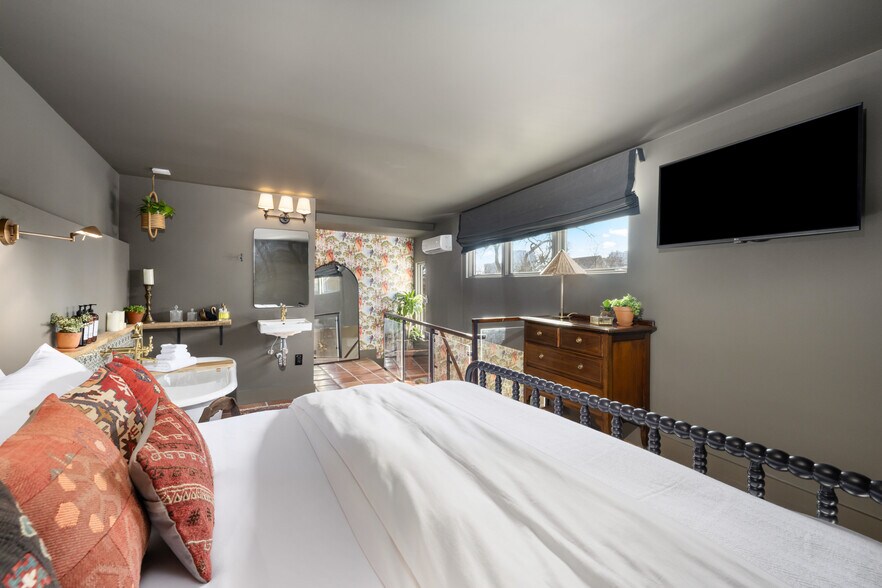 More Photos Of 1123 E 11th St, Austin Hotel For Sale
