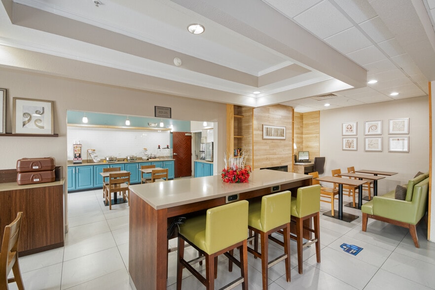 More Photos Of 85 River Park Dr, Midway Hotel For Sale