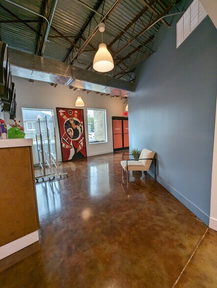 More Photos Of 910 Church St, Decatur Office For Sale
