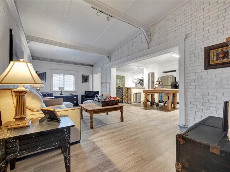 More Photos Of 132 Nacogdoches St, Center Storefront Retail Residential For Sale