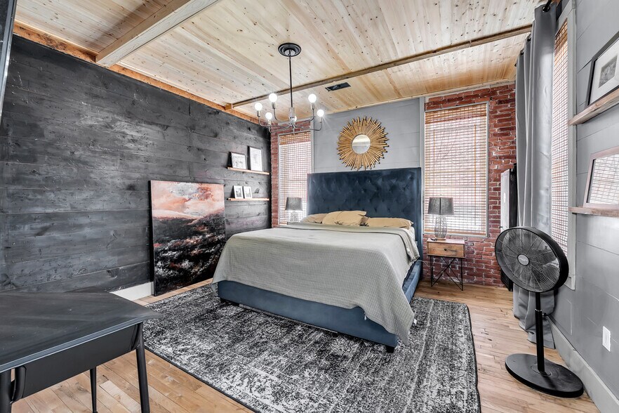 More Photos Of 110 S 2nd St, Ozark Flex For Sale