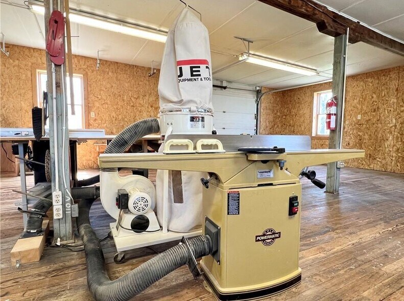 More Photos Of 219 W 11th St N, Newton Office For Sale