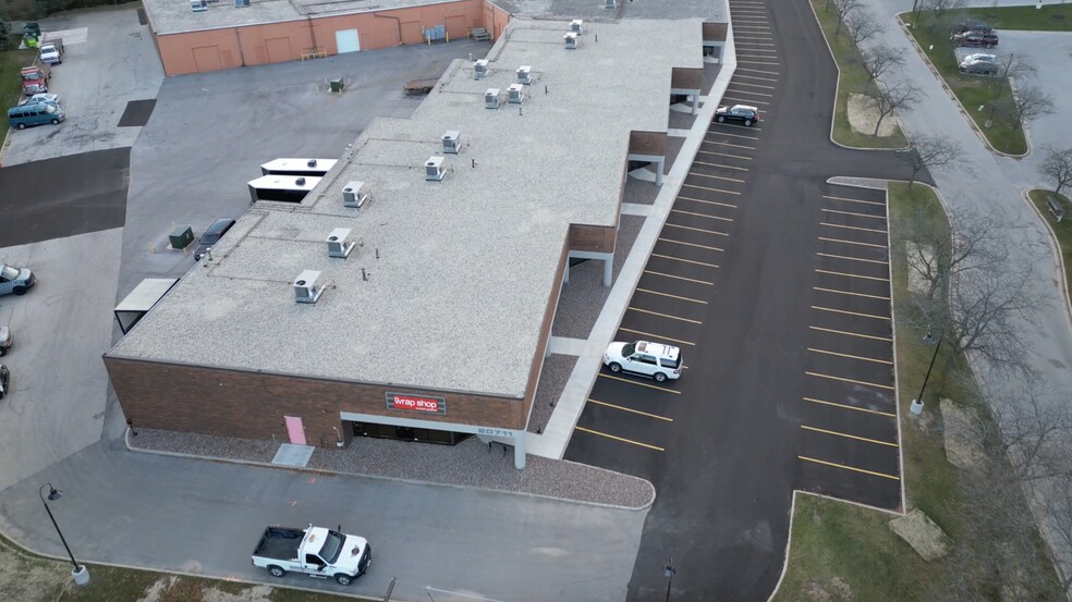 More Photos Of 20711 W Watertown Rd, Waukesha Showroom For Lease
