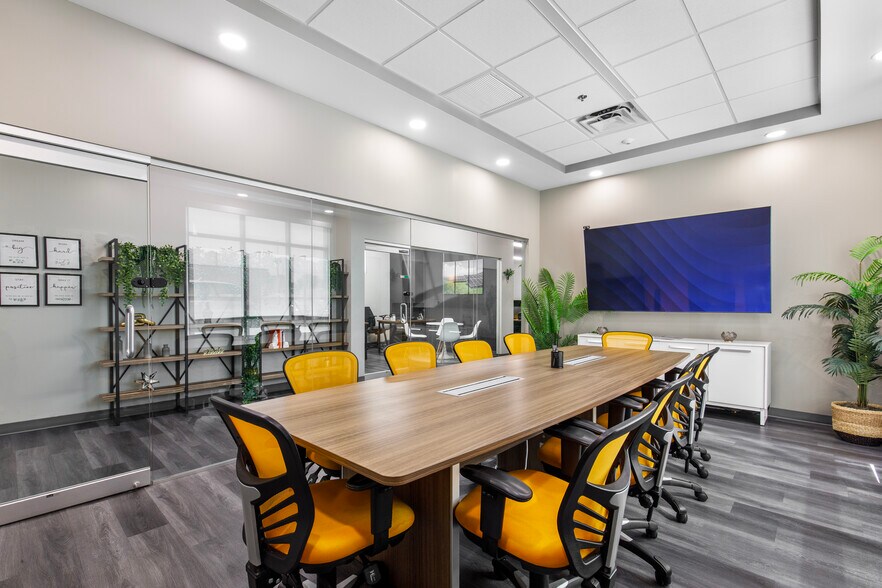 More Photos Of 1106 W Central Blvd, Orlando Warehouse For Sale