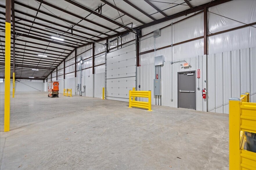 More Photos Of 223 W Pearl St, Lamar Industrial For Lease