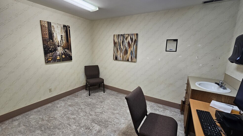 More Photos Of 1106 Douglas St, Longview Medical For Lease