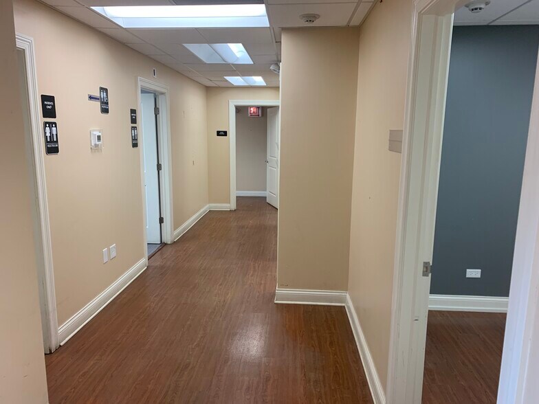 More Photos Of 9115 S Cicero Ave, Oak Lawn Office For Sale