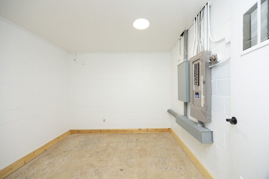 More Photos Of 43 Main W St, Yanceyville Office For Sale