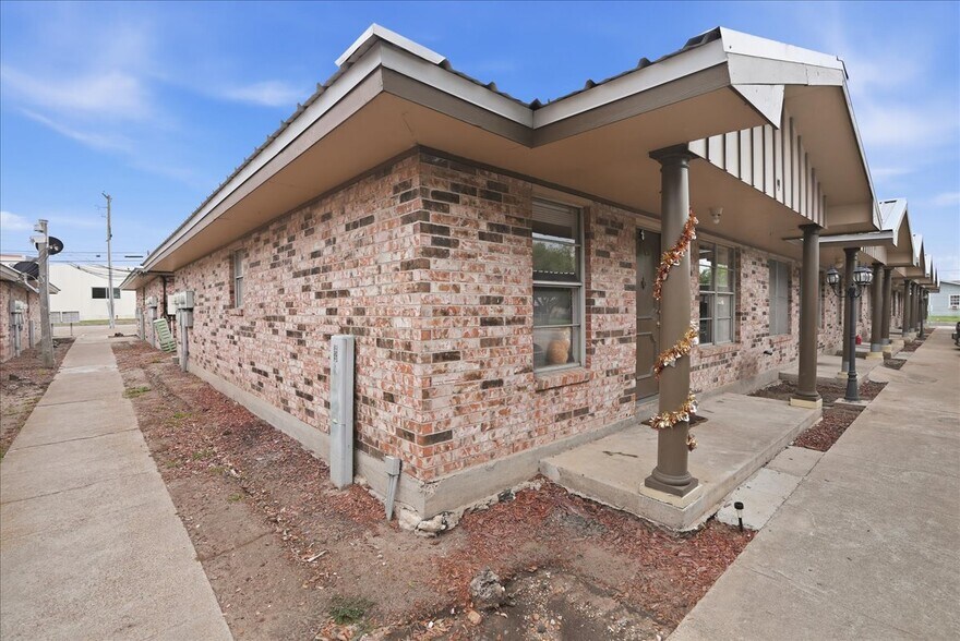More Photos Of 1400 N Saint Marys St, Beeville Apartments For Sale