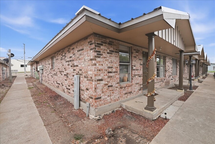 More Photos Of 1400 N Saint Marys St, Beeville Apartments For Sale