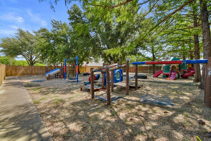 More Photos Of 1410 MacArthur Dr, Carrollton Specialty For Sale