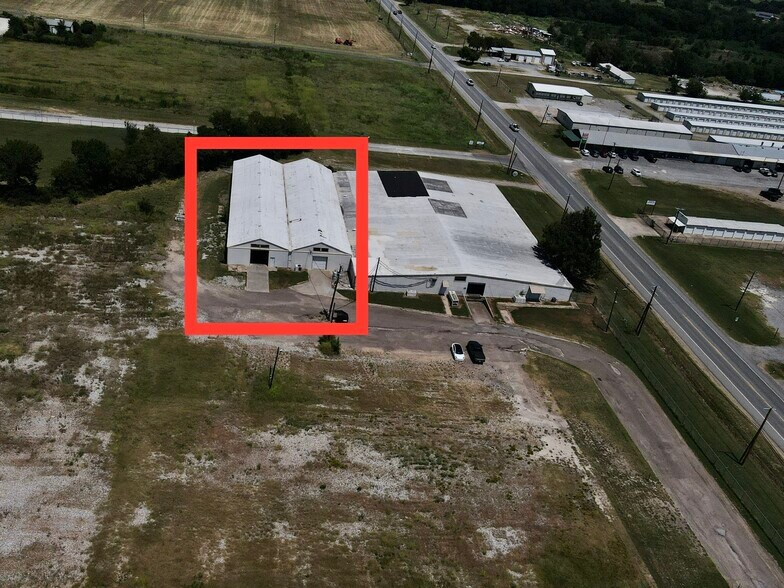 More Photos Of 2525 N Center St, Bonham Manufacturing For Lease