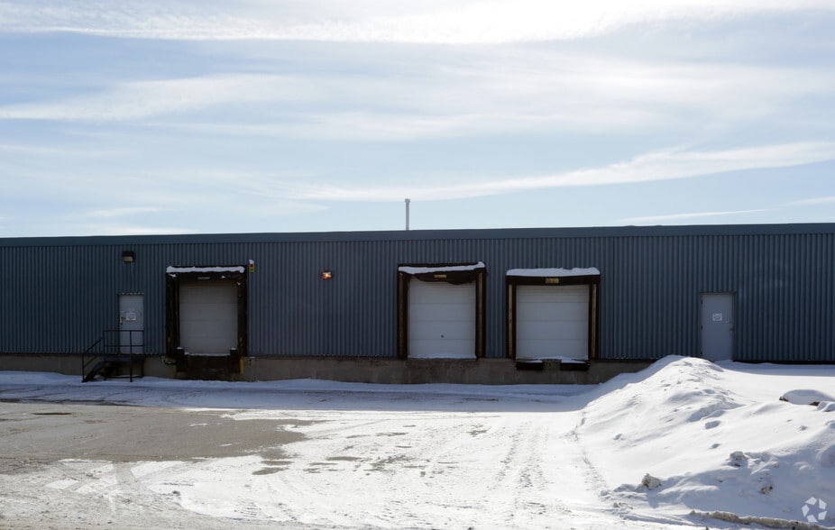 More Photos Of 447 Dobbie Dr, Cambridge Warehouse For Lease