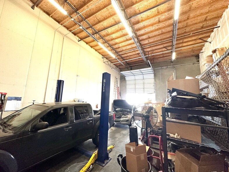 More Photos Of 2222 W Parkside Ln, Phoenix Light Manufacturing For Lease