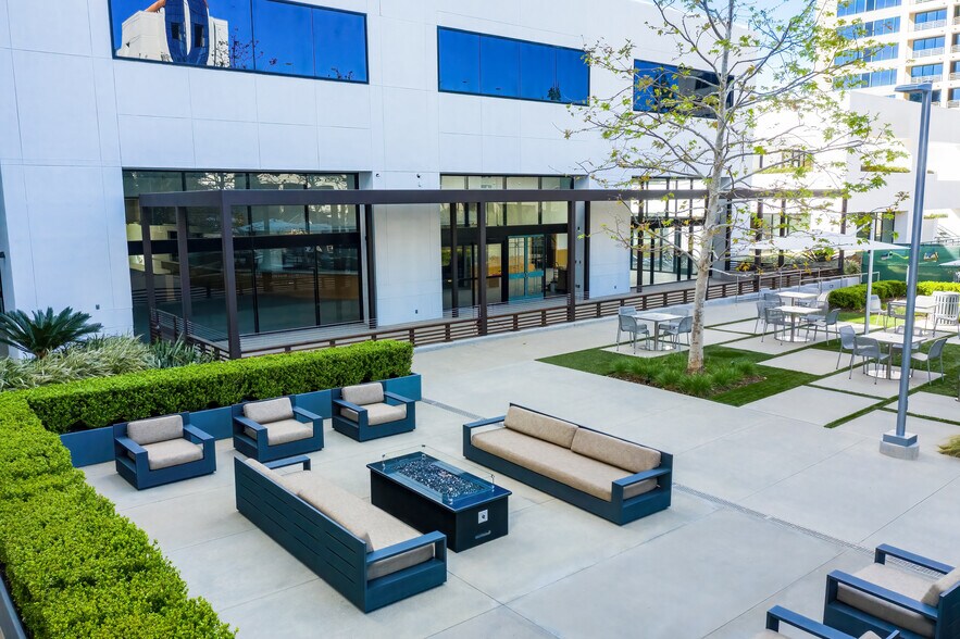 More Photos Of 6300 Canoga Ave, Woodland Hills Unknown For Lease