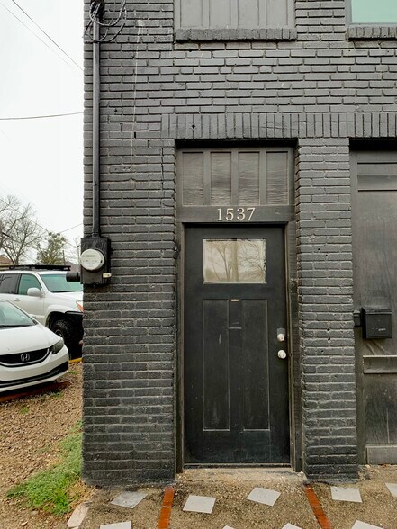 More Photos Of 1537 Singleton Blvd, Dallas Office For Lease