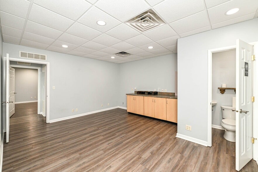 More Photos Of 3455 Shelby St, Indianapolis Office For Sale