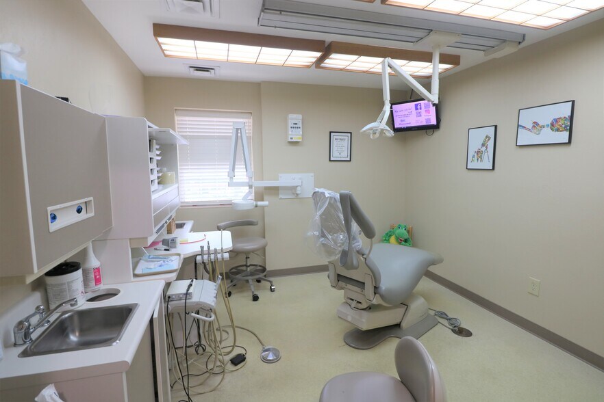 More Photos Of 1010-1090 N Market St, Troy Medical For Lease