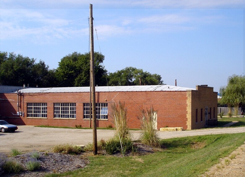 More Photos Of 204 Lecompton Rd, Perry Manufacturing For Lease