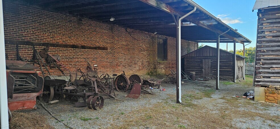 More Photos Of 306 W Main St, South Hill Flex For Lease