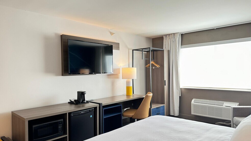 More Photos Of 1917 Dowling St, Kendallville Hotel For Sale