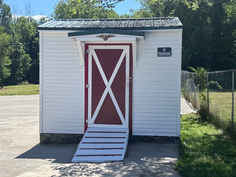 More Photos Of 16 Concord Hill Rd, Pittsfield Office For Sale