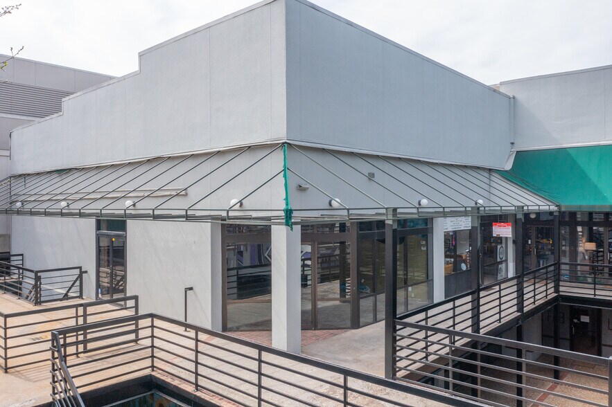 More Photos Of 21 W Mountain St, Fayetteville Storefront Retail Office For Lease
