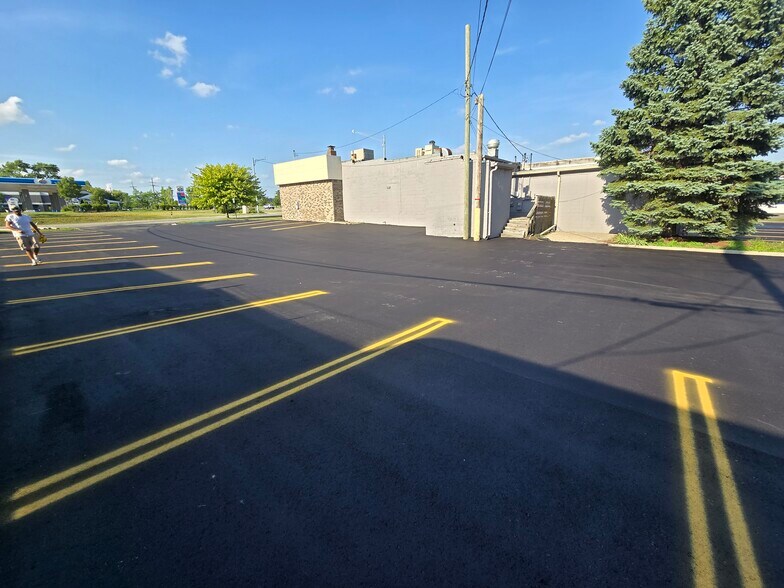 More Photos Of 2250 Pontiac Rd, Auburn Hills Office For Lease