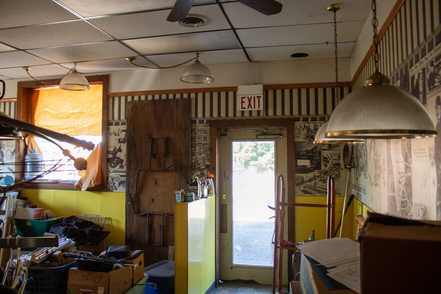 More Photos Of 600 Zanesville St, Beverly General Retail For Sale