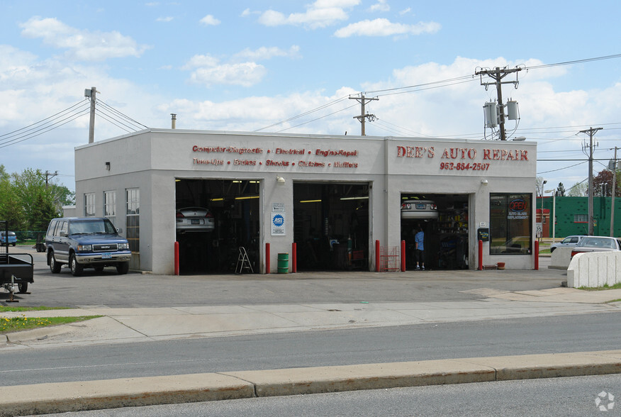 Primary Photo Of 8945 Lyndale Ave S, Bloomington Auto Repair For Sale