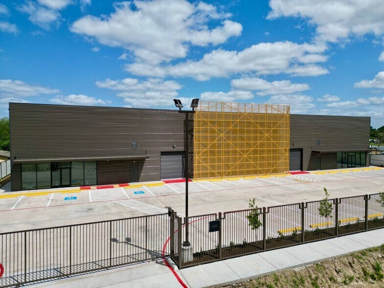 More Photos Of 11907 Bedford St, Houston Warehouse For Lease