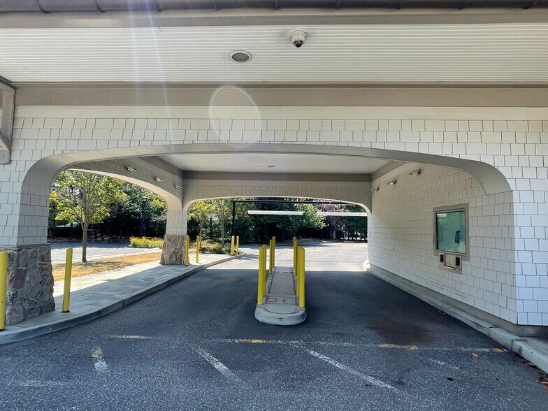 More Photos Of 290 Main St, Islip Bank For Lease