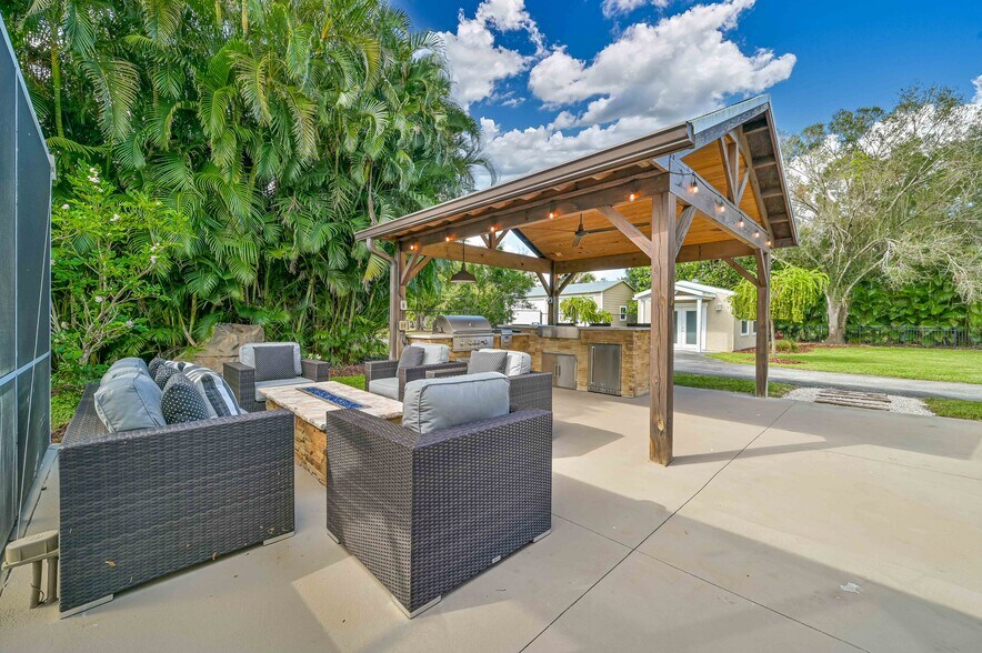 More Photos Of 4240 Ellis Rd, Fort Myers Apartments For Sale