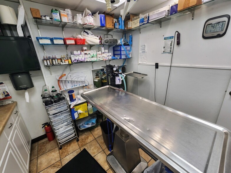 More Photos Of 712 Maccorkle Ave, Charleston Veterinarian Kennel For Sale