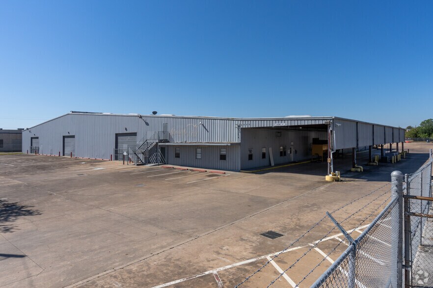 More Photos Of 5800 Surrey Sq, Houston Distribution For Sale