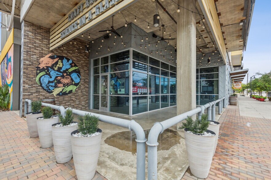 More Photos Of 340 Singleton Blvd, Dallas Restaurant For Lease