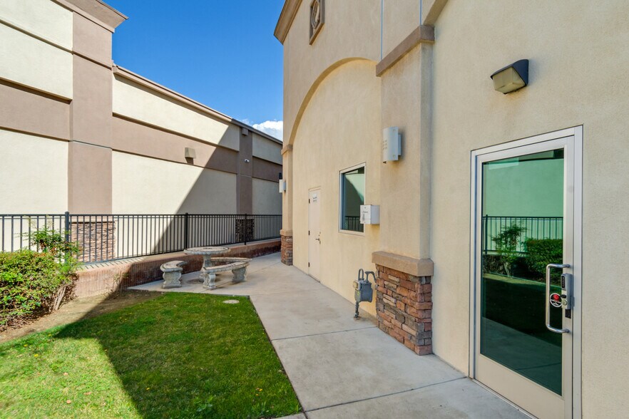 More Photos Of 33494 Oak Glen Rd, Yucaipa Medical For Lease