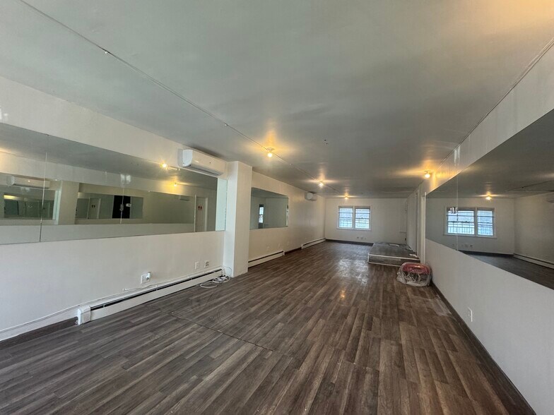More Photos Of 9609 40th Rd, Corona Multifamily For Lease