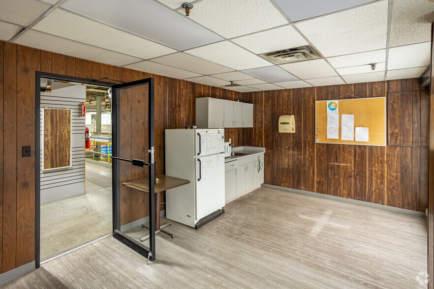 More Photos Of 8520 106A Ave NW, Edmonton Warehouse For Lease