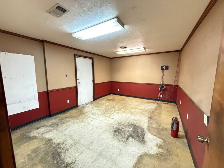 More Photos Of 11104 N Lamar Blvd, Austin Showroom For Lease