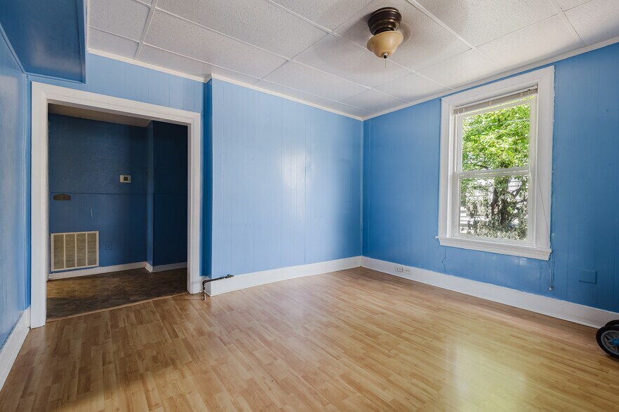 More Photos Of , Lexington Specialty For Sale