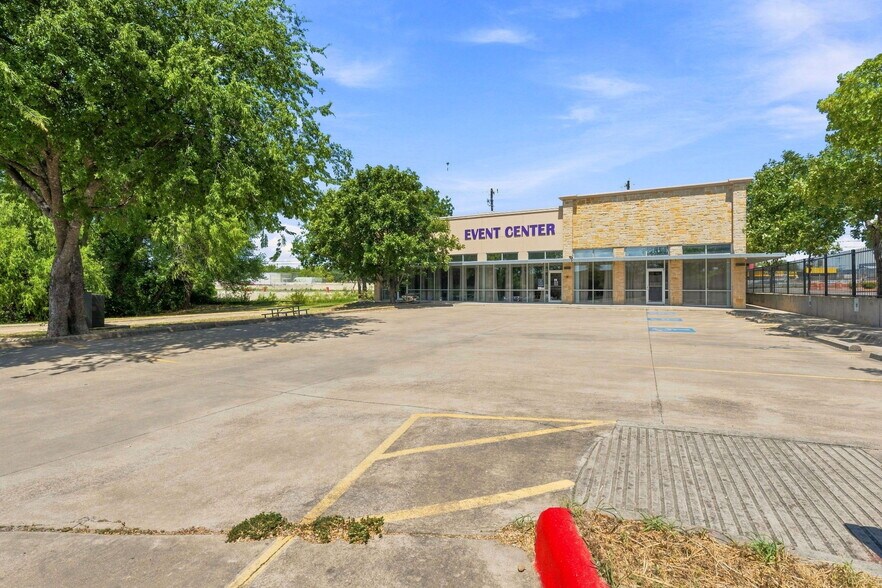 More Photos Of 11055 N IH-35, Austin Storefront For Lease