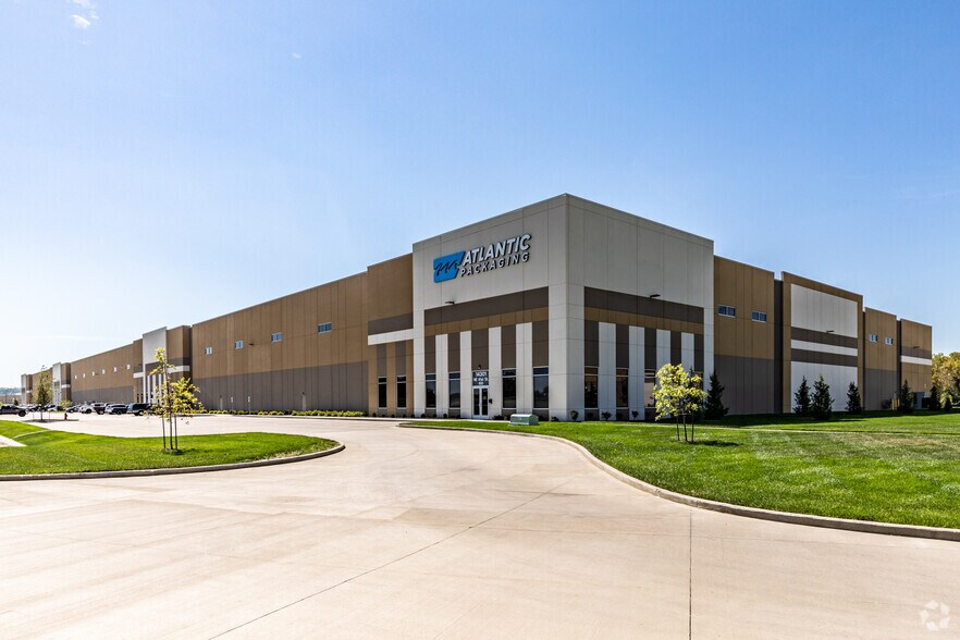 More Photos Of 14301 NE 41st St, Kansas City Warehouse For Lease