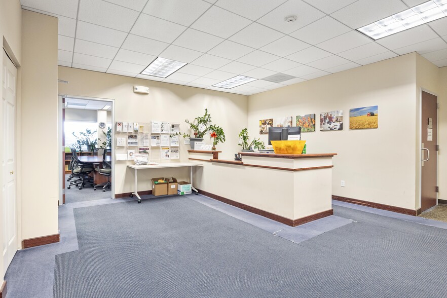 More Photos Of 1615 Commerce Pky, Bloomington Office For Sale