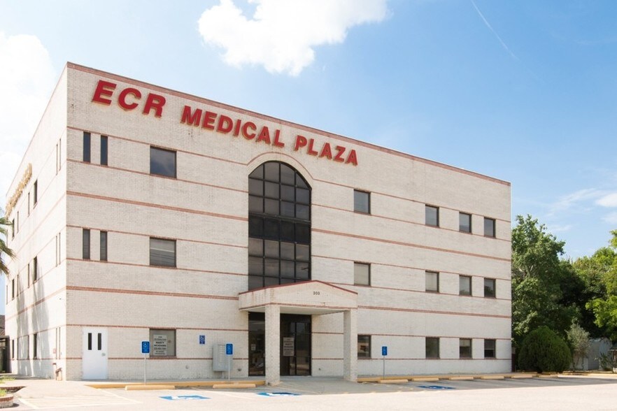 More Photos Of 203 N College Ave, Cleveland Medical For Sale