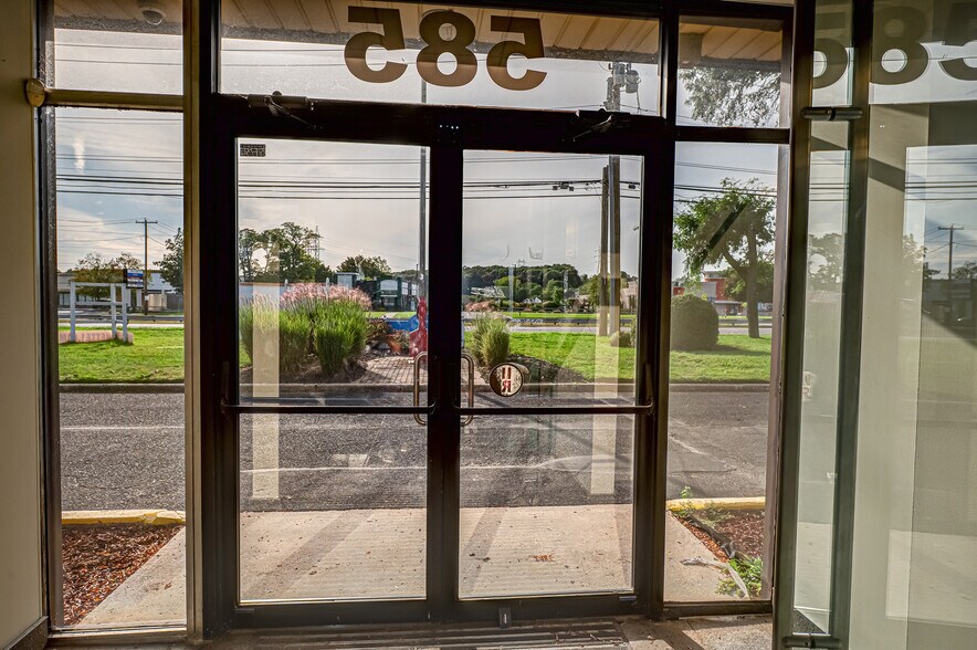 More Photos Of 585 Broadhollow Rd, Melville Warehouse For Lease