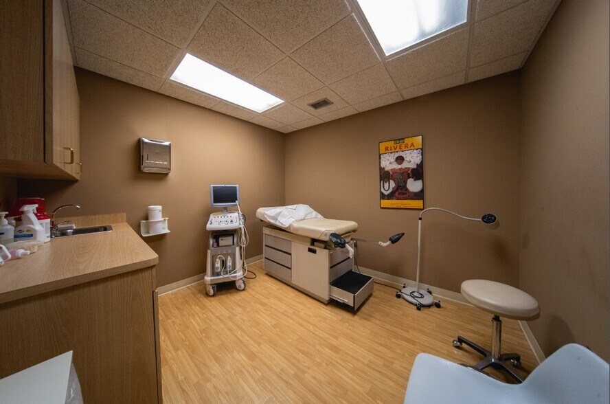 More Photos Of 415 E Maple Rd, Troy Medical For Sale